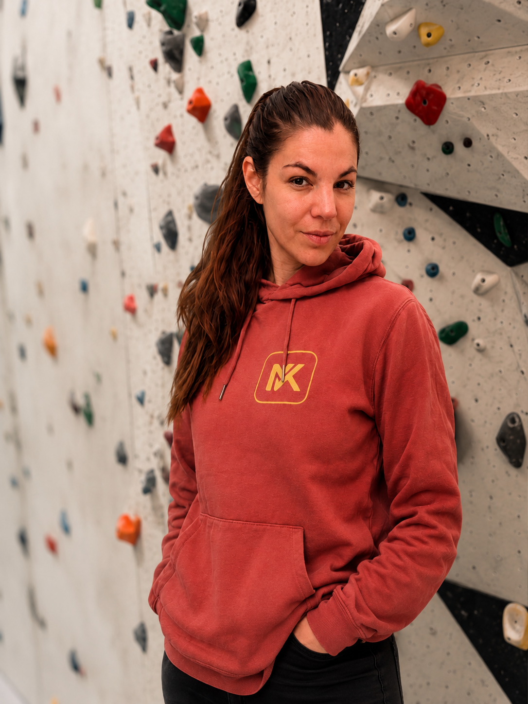 Melanie Kollmann vor der Kletterwand